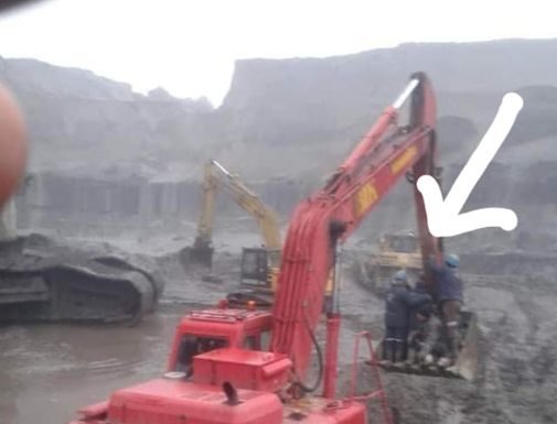 Minerii de la Jilț Sud, transportați în cupa excavatorului! Vezi ce spune directorul Trufelea