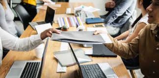 Zeci de dascăli pensionari vor rămâne la catedră