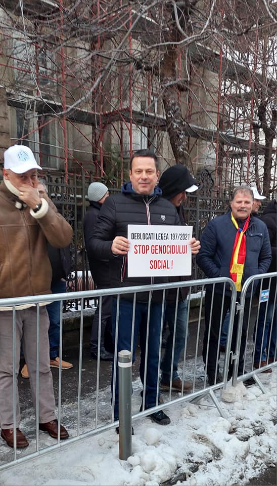 FOTO, ACUM! Angajații CEO, protest în fața ICCJ pentru legea 197!