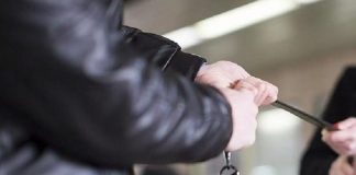 A tâlhărit o pensionară în scara blocului