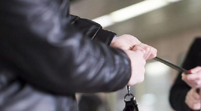 A tâlhărit o pensionară în scara blocului