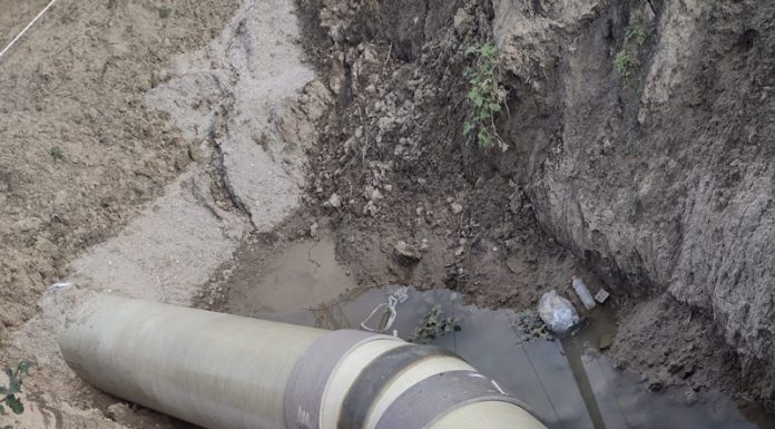 VIDEO: Terenuri din Godinești, afectate de lucrările repetate la o conductă de apă. Localnicii nu au fost despăgubiți