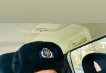 VIDEO: A vrut să se urce cu bolidul de off-road pe mașina unei femei! Polițistul local reclamat pentru amenințare!