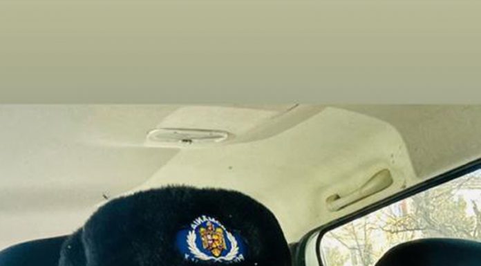 VIDEO: A vrut să se urce cu bolidul de off-road pe mașina unei femei! Polițistul local reclamat pentru amenințare!