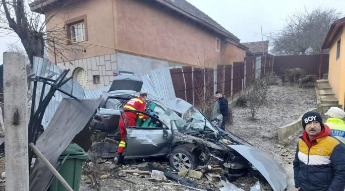 Accident cu victime la Vârț! Daună totală pentru autoturism, patru victime