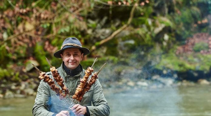 VIDEO: Rețeta săptămânii – Bucătăria lui Fabi: Frigărui din ceafă de porc!