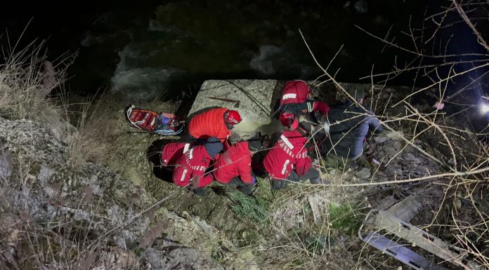 Cheile Sohodolului: Un bărbat a fost salvat după ce a căzut într-o râpă de 8 metri