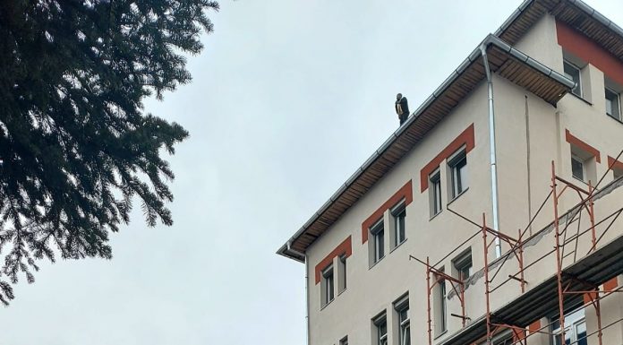 Târgu Jiu: Un bărbat amenință că se aruncă de pe clădirea spitalului!