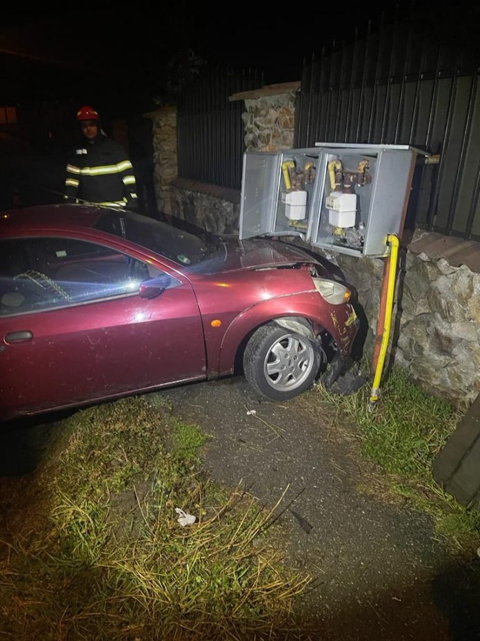 Ursați: A intrat cu mașina în țeava de gaze