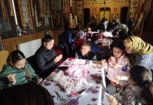 Atelier-șezătoare la biserică. Copiii învață arta cusutului tradițional