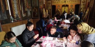Atelier-șezătoare la biserică. Copiii învață arta cusutului tradițional