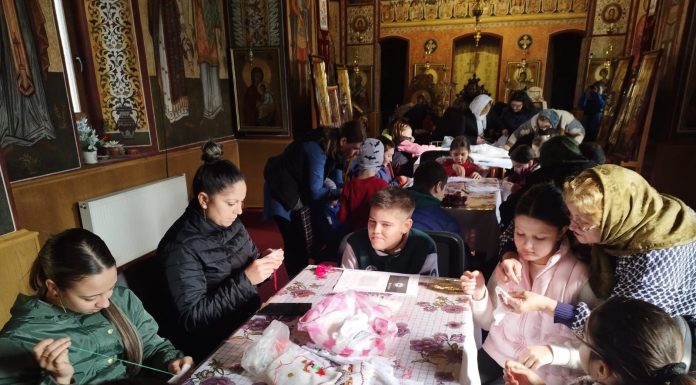 Atelier-șezătoare la biserică. Copiii învață arta cusutului tradițional