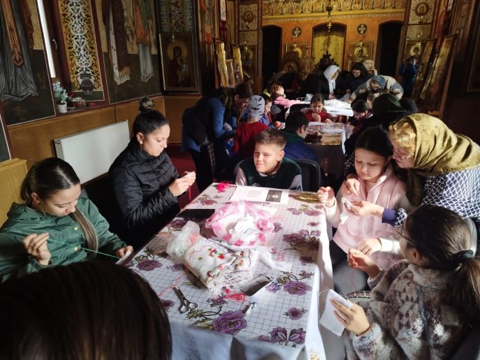 Atelier-șezătoare la biserică. Copiii învață arta cusutului tradițional