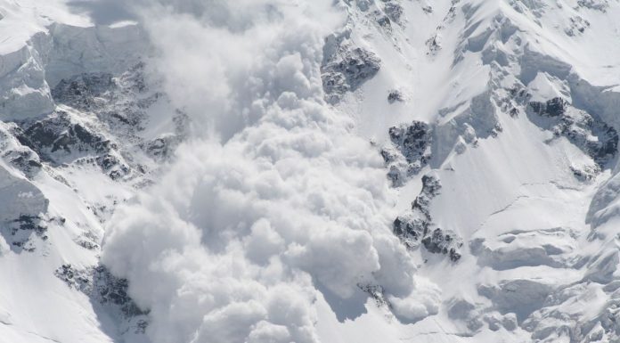 Cod roșu de avalanșă la munte