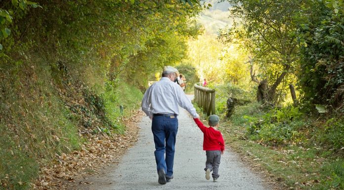 Bunicii care au grijă de nepoții lor ar putea primi 1.500 de lei de la stat