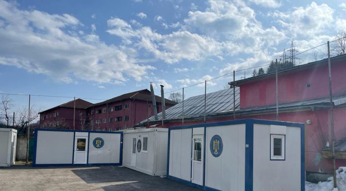 Sinistrații din Aninoasa, încep să se mute la containere!