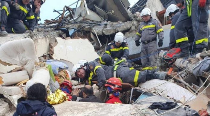 FOTO: Un băiat de 16 ani, scos de sub dărâmături de salvatorii români aflați în Turcia