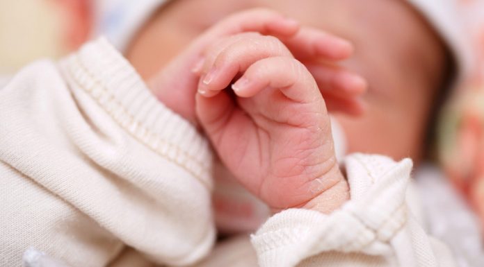 Vouchere de 2.000 de lei pentru mamele aflate în dificultate