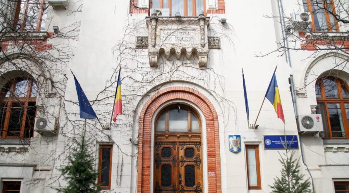 Profesorii, elevii și părinții, invitați la consultări