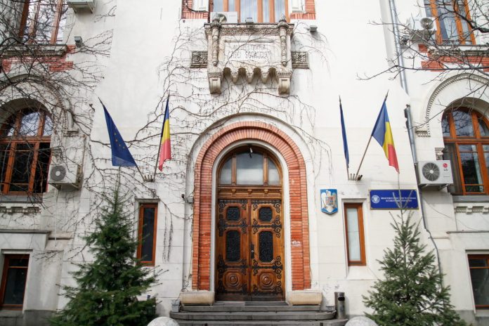 Profesorii, elevii și părinții, invitați la consultări