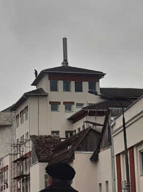 Târgu Jiu: Bărbatul care s-a urcat pe spital, amenințând că se aruncă, a fost reținut