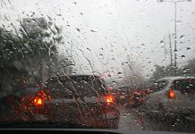 Când plouă: Amenzi mari pentru șoferii care stropesc pietonii și clădirile