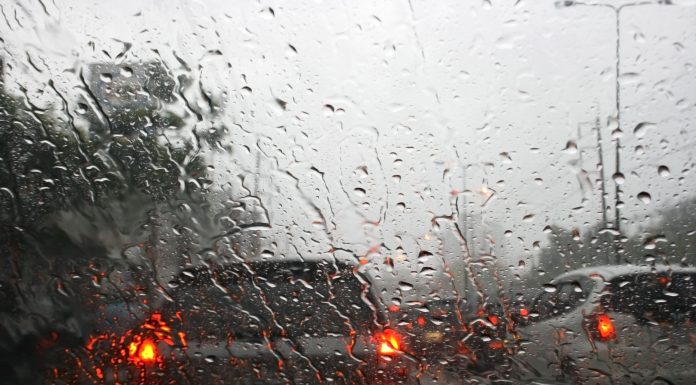 Când plouă: Amenzi mari pentru șoferii care stropesc pietonii și clădirile