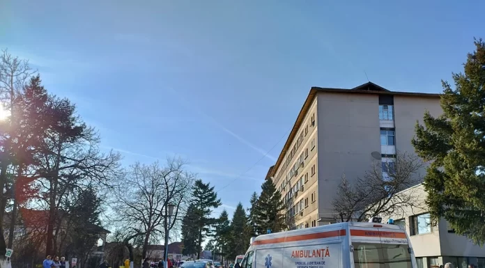 La spital, după ce a sărit de la etajul I în timpul seismului