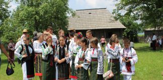 Educaţia…şi Lecţia de viaţă! – O pleoarie pentru păstrarea tradiţiilor şi obiceiurilor folclorului gorjenesc – O lecţie de viaţă culturală trăită cu intensitatea sentimentului deplinătăţii