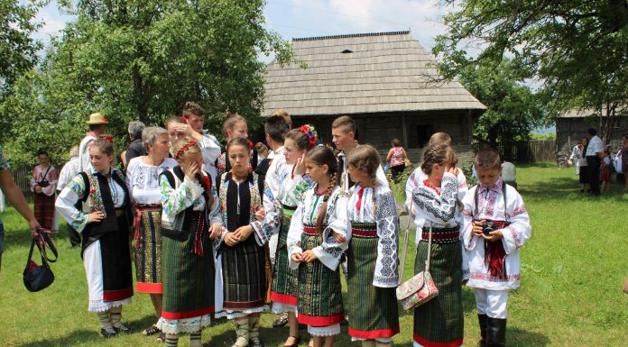 Educaţia…şi Lecţia de viaţă! – O pleoarie pentru păstrarea tradiţiilor şi obiceiurilor folclorului gorjenesc – O lecţie de viaţă culturală trăită cu intensitatea sentimentului deplinătăţii