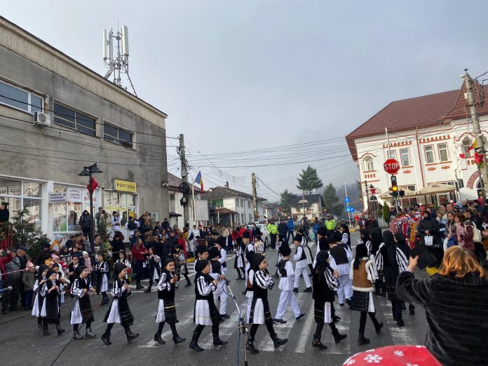 „Femeia, cântec și iubire”, duminică, la Novaci