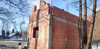 VIDEO: Polițist din cadrul Biroului pentru Imigrări Gorj, acuzat că încalcă legea și construiește ilegal o locuință cu mansardă la Runcu! Autoritatea locală acceptă tacit construcția în aria protejată