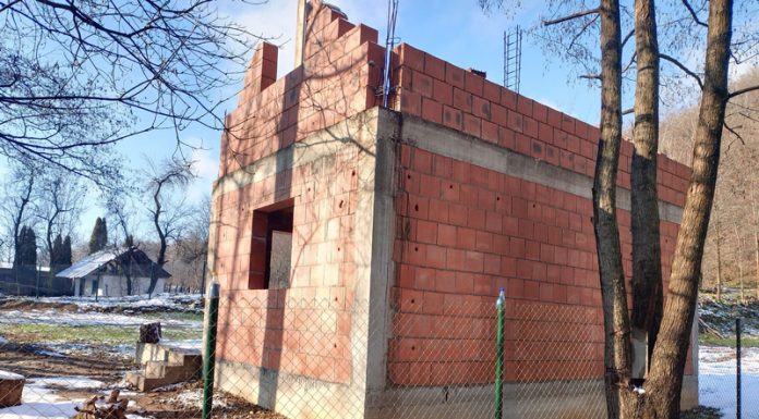 VIDEO: Polițist din cadrul Biroului pentru Imigrări Gorj, acuzat că încalcă legea și construiește ilegal o locuință cu mansardă la Runcu! Autoritatea locală acceptă tacit construcția în aria protejată