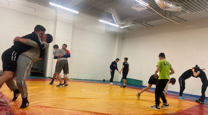 Continuă selecția pentru secția de lupte