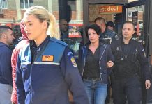 Ea este femeia care a amenințat o vânzătoare cu un dispozitiv cu electroșocuri! Ce avea în geantă?