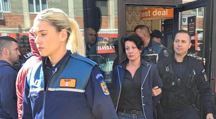 Ea este femeia care a amenințat o vânzătoare cu un dispozitiv cu electroșocuri! Ce avea în geantă?