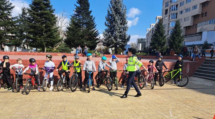 Târgu Jiu: Zeci de copii – pe biciclete, premiați de Poliție