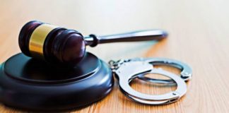 S-a răsturnat cu mașina furată și condusă fără să aibă permis!