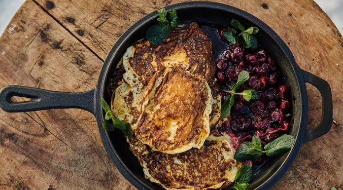 VIDEO: Rețeta săptămânii – Cooking Adventures In The Nature: Clătite pufoase gătite pe disc de fontă