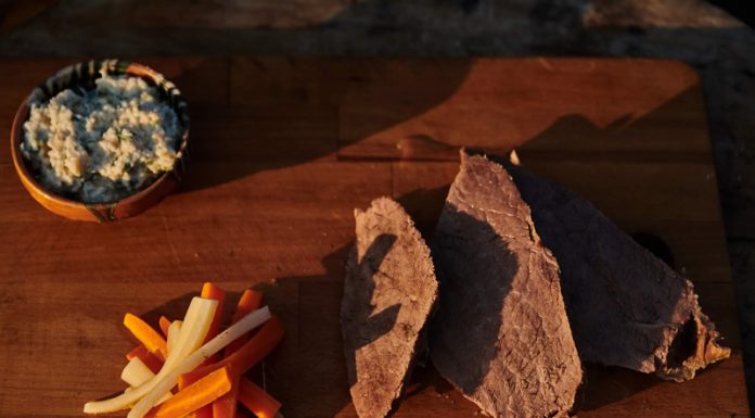 VIDEO: Rețeta săptămânii – Cooking Adventures In The Nature: Tafelspitz – ,,Carne de vită fiartă cu legume, servită cu sos de hrean”