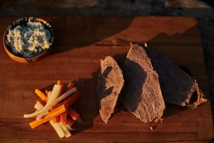 VIDEO: Rețeta săptămânii – Cooking Adventures In The Nature: Tafelspitz – ,,Carne de vită fiartă cu legume, servită cu sos de hrean”