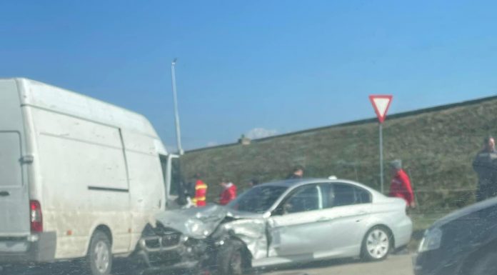 Târgu Jiu: Două mașini s-au ciocnit în zona digului