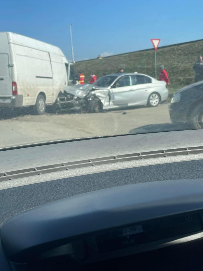 Târgu Jiu: Două mașini s-au ciocnit în zona digului