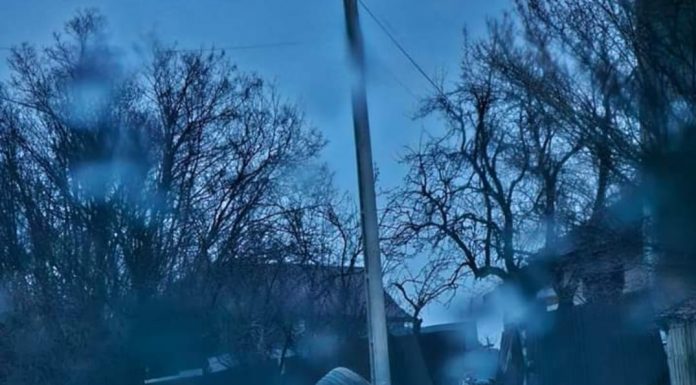 Budieni: S-a răsturnat cu mașina după ce a intrat într-un cap de pod. Tineri răniți