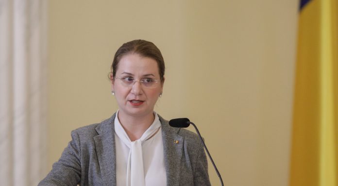 Ministrul Educației are Covid. Ligia Deca a fost în Emirate, în delegația lui Iohannis