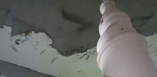 Lucrări de mântuială în băile mucegăite de la Cariera Rosiuța: Au dat o mână de lavabilă peste igrasie, totul a copt și a căzut!