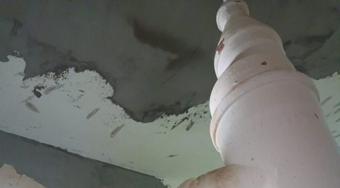 Lucrări de mântuială în băile mucegăite de la Cariera Rosiuța: Au dat o mână de lavabilă peste igrasie, totul a copt și a căzut!