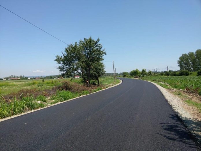 Lucrări de consolidare pe un drum județean din Gorj