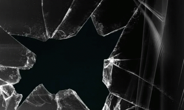 A distrus geamul unui local din Mătăsari pentru că vânzătoarea nu l-a mai servit cu alcool