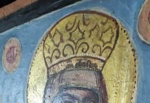 Preot: Icoanele au început să plângă la Florești